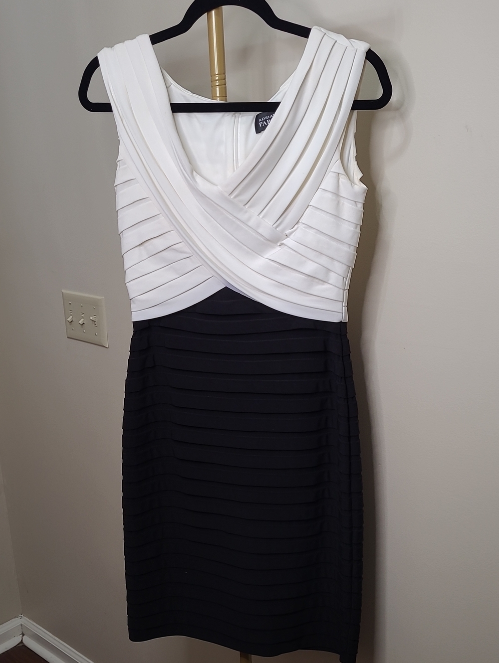 Adrianna Papell Black & White Sleeveless Layered V-neck Dress size 8